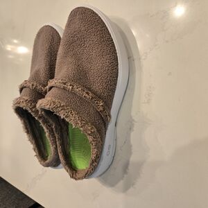 OOFOS Women's Slippers in Brown and White